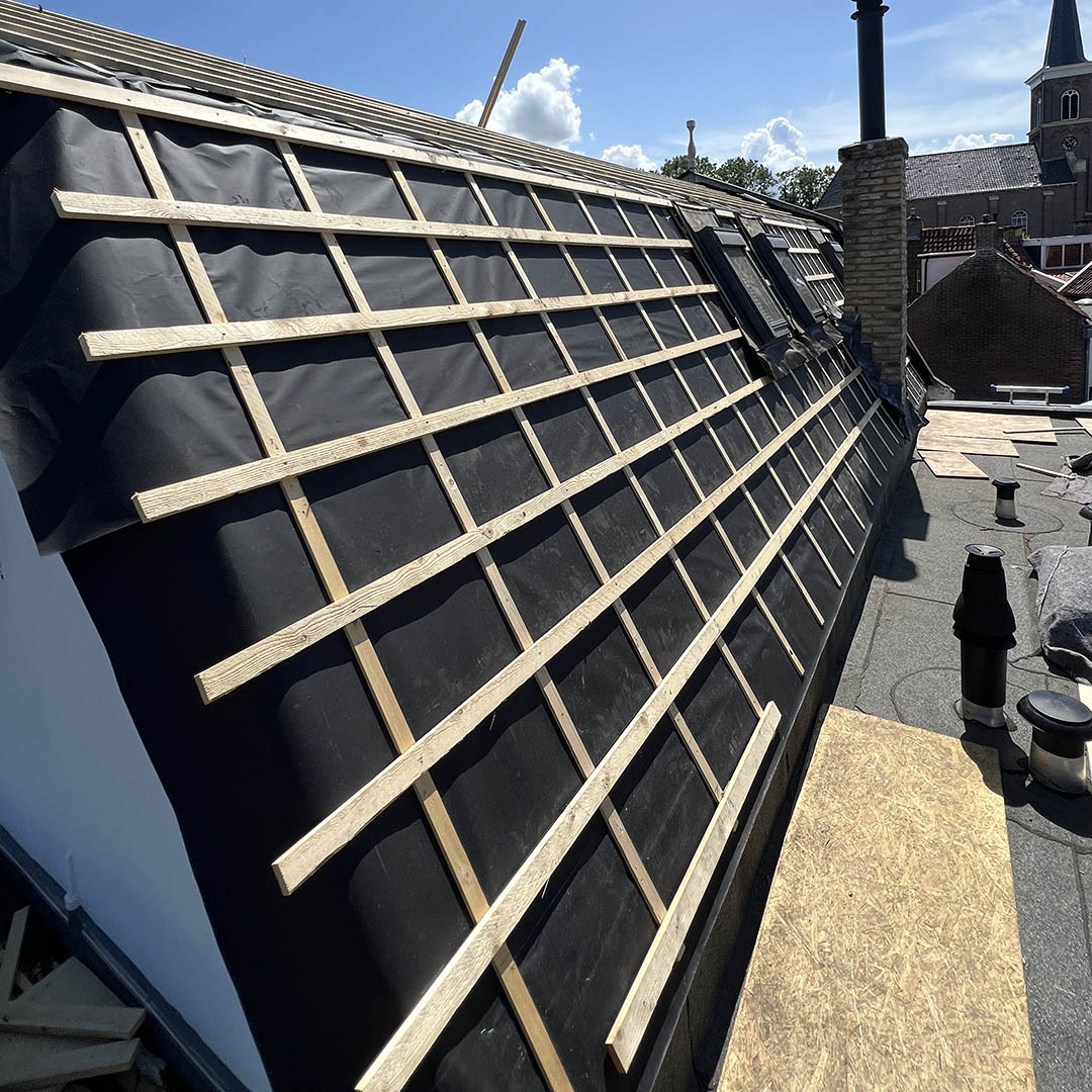 dak-folie-en-daklatten-geplaatst-scharnegoutum-ads-bouw