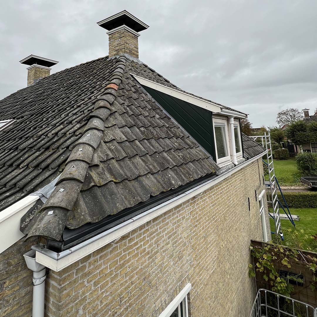 dakrenovatie-goenga-oude-dak-zijkant-bouwbedrijf